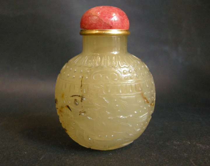 Snuff bottle agate sculpted over the entire surface with horseman - mask in the shoulders
